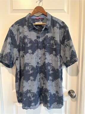 Men’s Tommy Bahama Pixel Palms Camp Shirt in Throne Blue
Size XXL | EUC